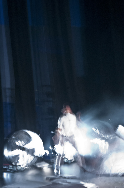 Dawns Ysbrydion gan Ani Saunders