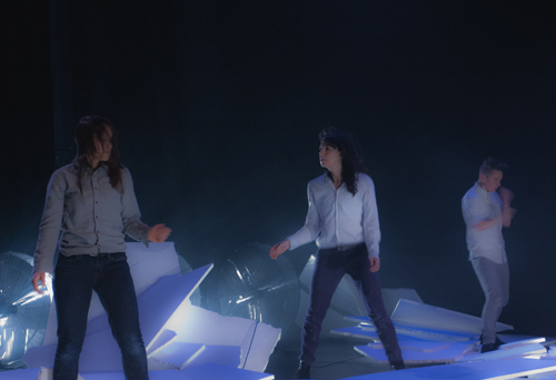 Dawns Ysbrydion gan Ani Saunders