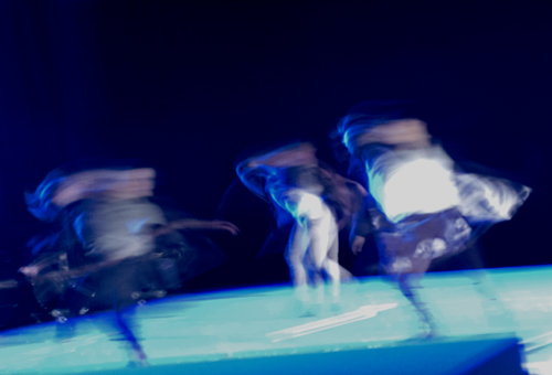 Dawns Ysbrydion gan Ani Saunders