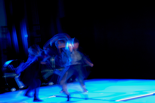 Dawns Ysbrydion gan Ani Saunders