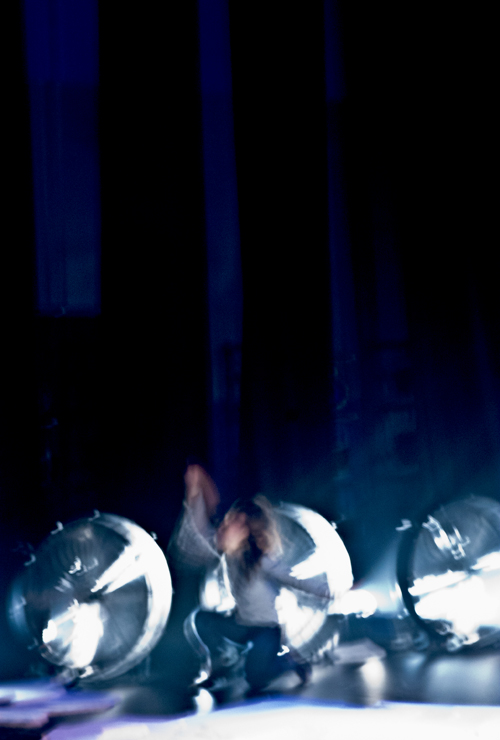 Dawns Ysbrydion gan Ani Saunders